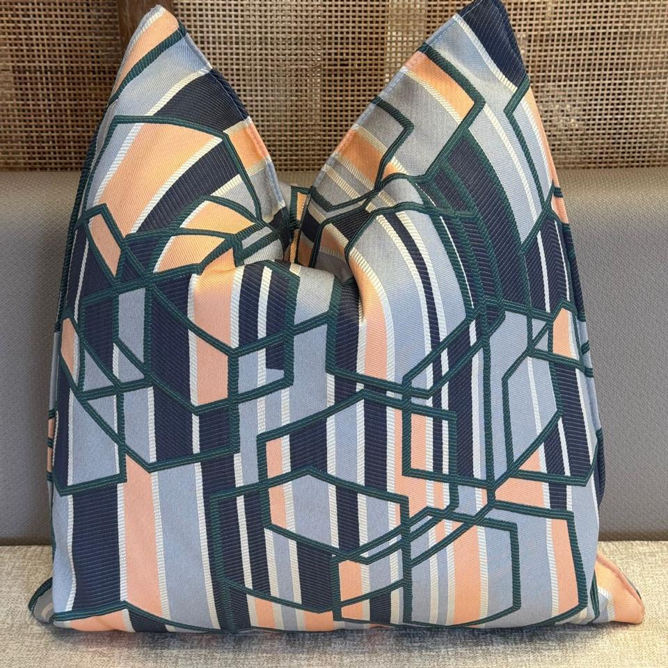 Coussin décoratif géométrique moderne bleu et vert.