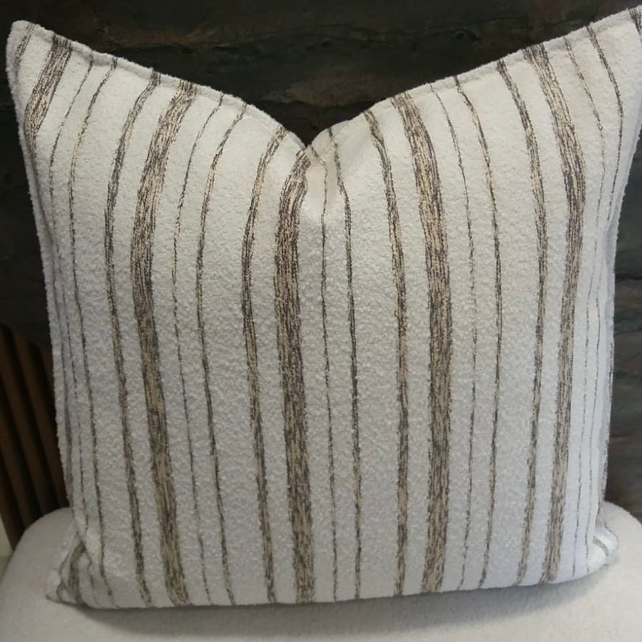 Coussin décoratif bouclette rayé écru & lin naturel .