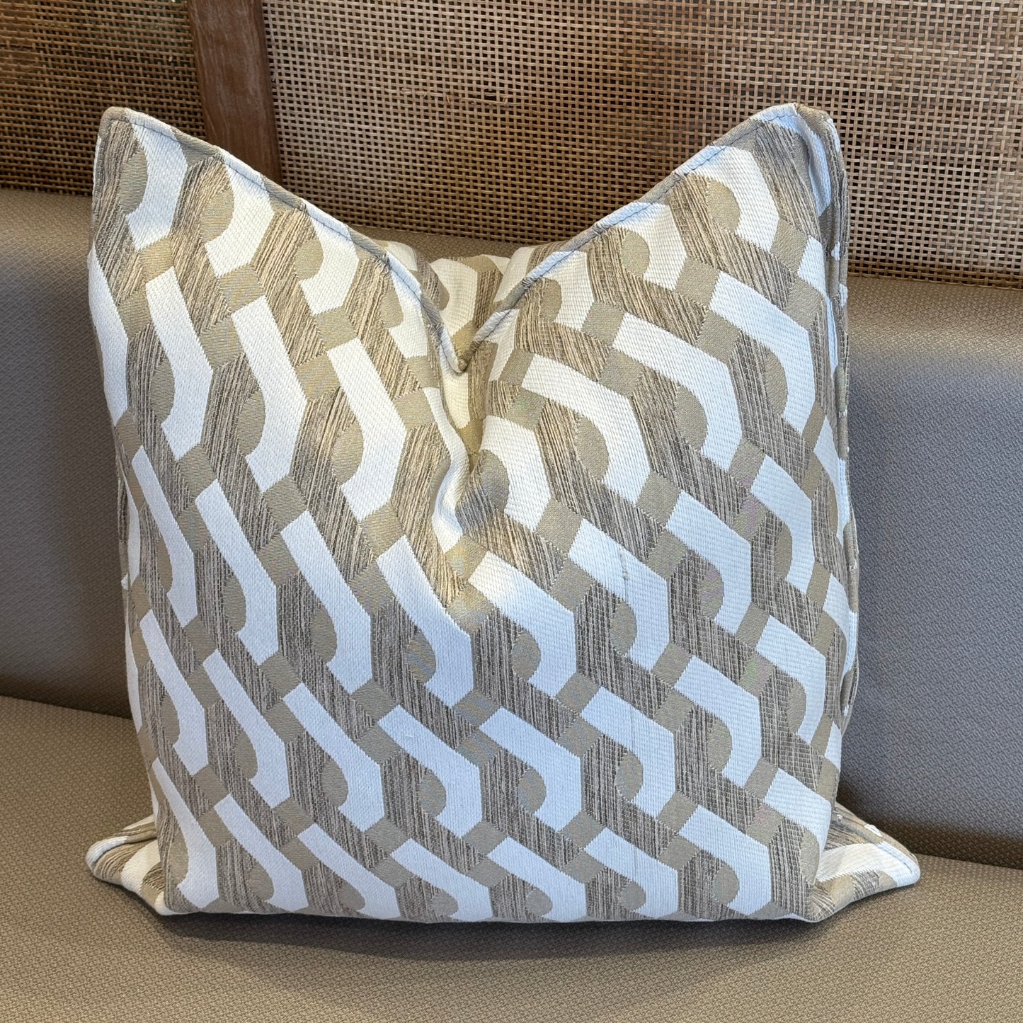 Coussin Blanc et taupe à Motif Géométrique 50x50cm.