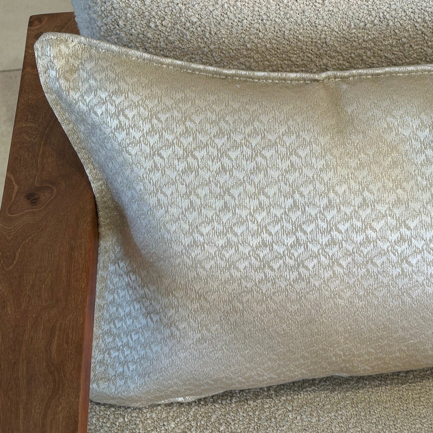 Coussin rectangulaire écru à motif discret – finition élégante 65x31cm