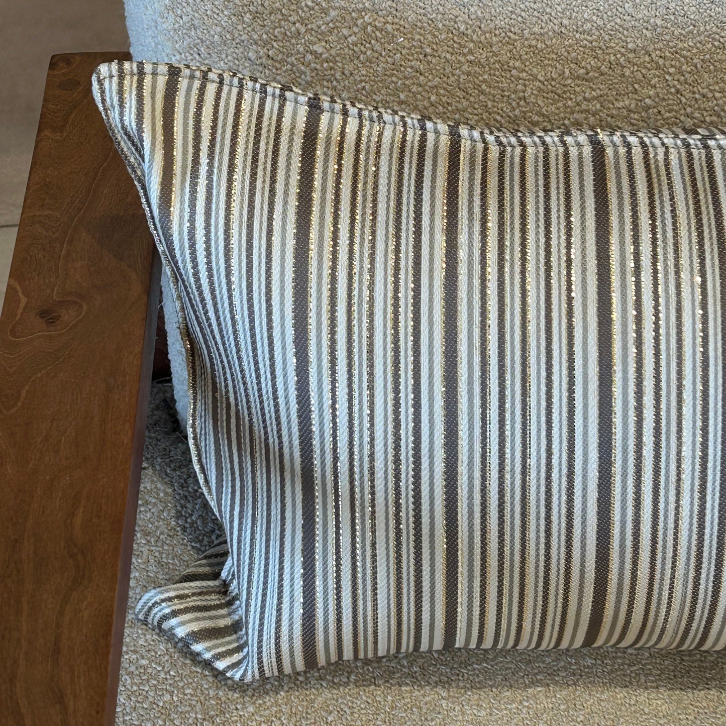 Coussin rectangulaire à fines rayures taupe et écru 65x34cm