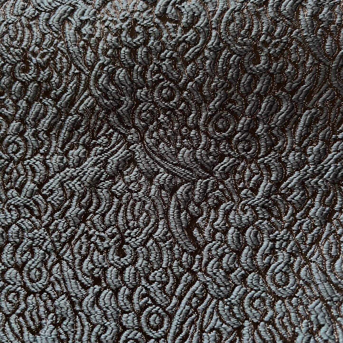 Tissu fleuri en relief
