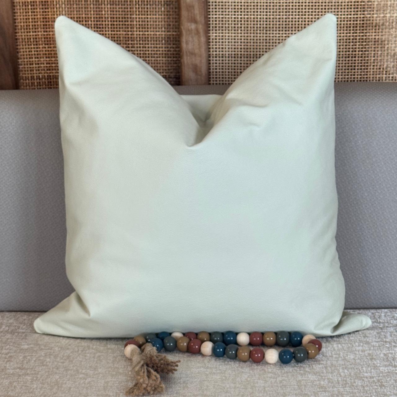 Elégant coussin blanc cassé en veritable cuir