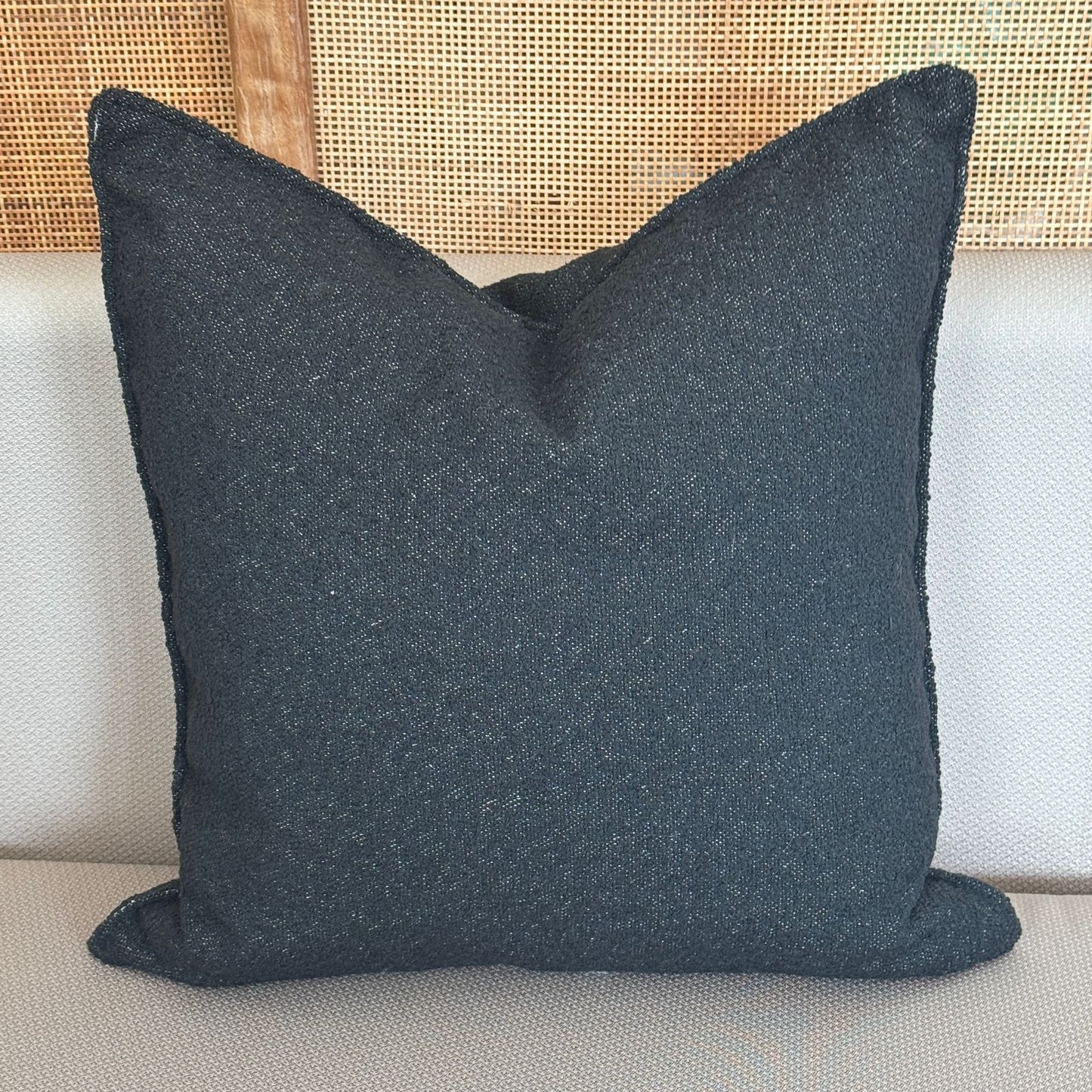 Coussin décoratif en bouclette noire , apporte une touche moderne et élegante à la décoration intérieur