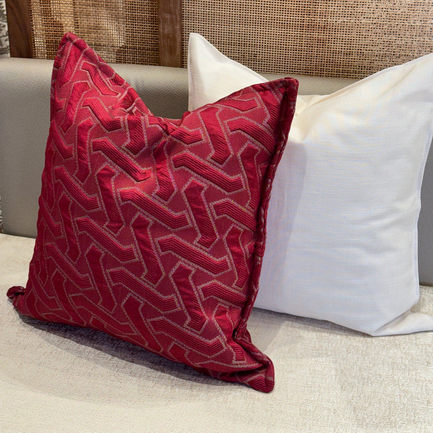 Coussin décoratif bordeaux à motif géométrique en tissu marocain