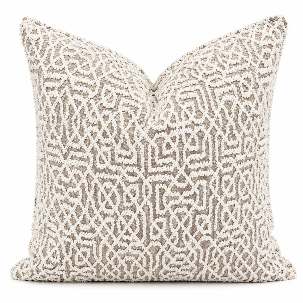 Coussin décoratif 50x50 en tissu bouclette taupe et écru à motif géométrique inspiré du moucharabieh marocain, avec texture en relief et finition passepoil pour un intérieur élégant et contemporain.