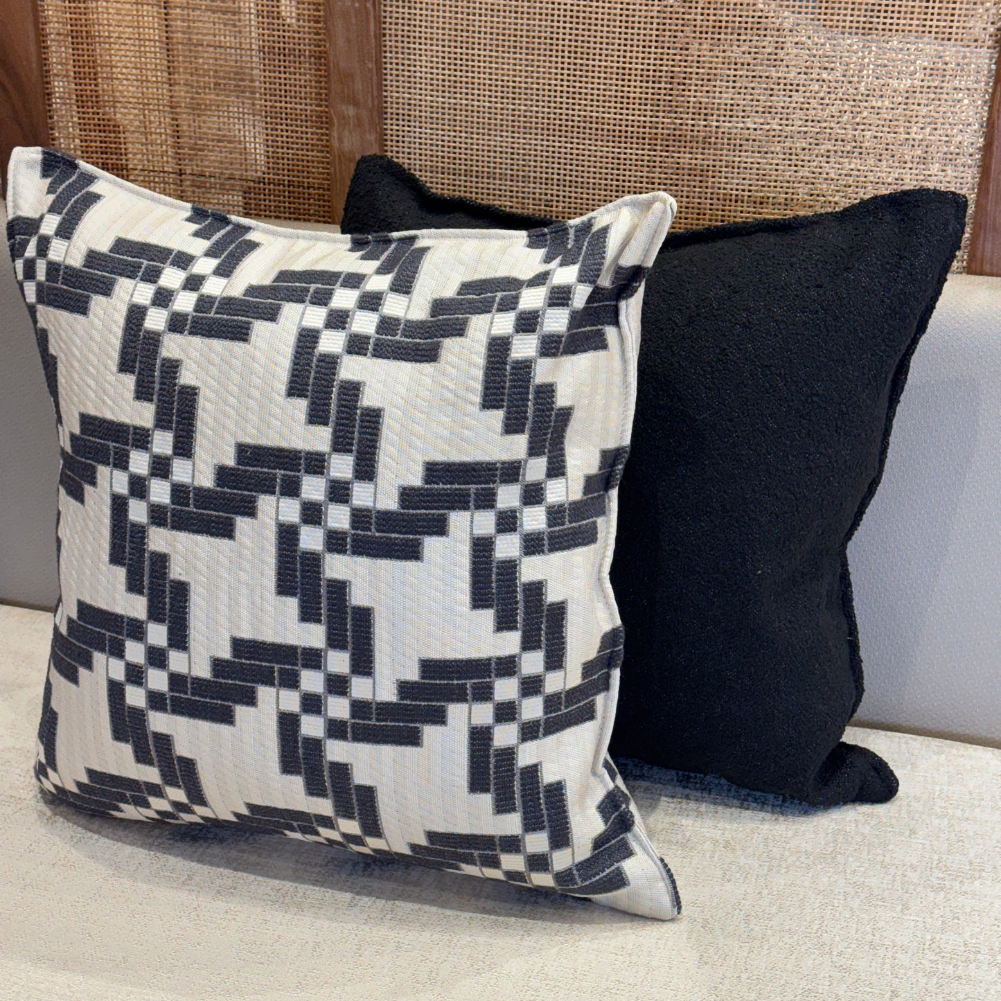 Coussin en bouclette noir , coussin géométrique