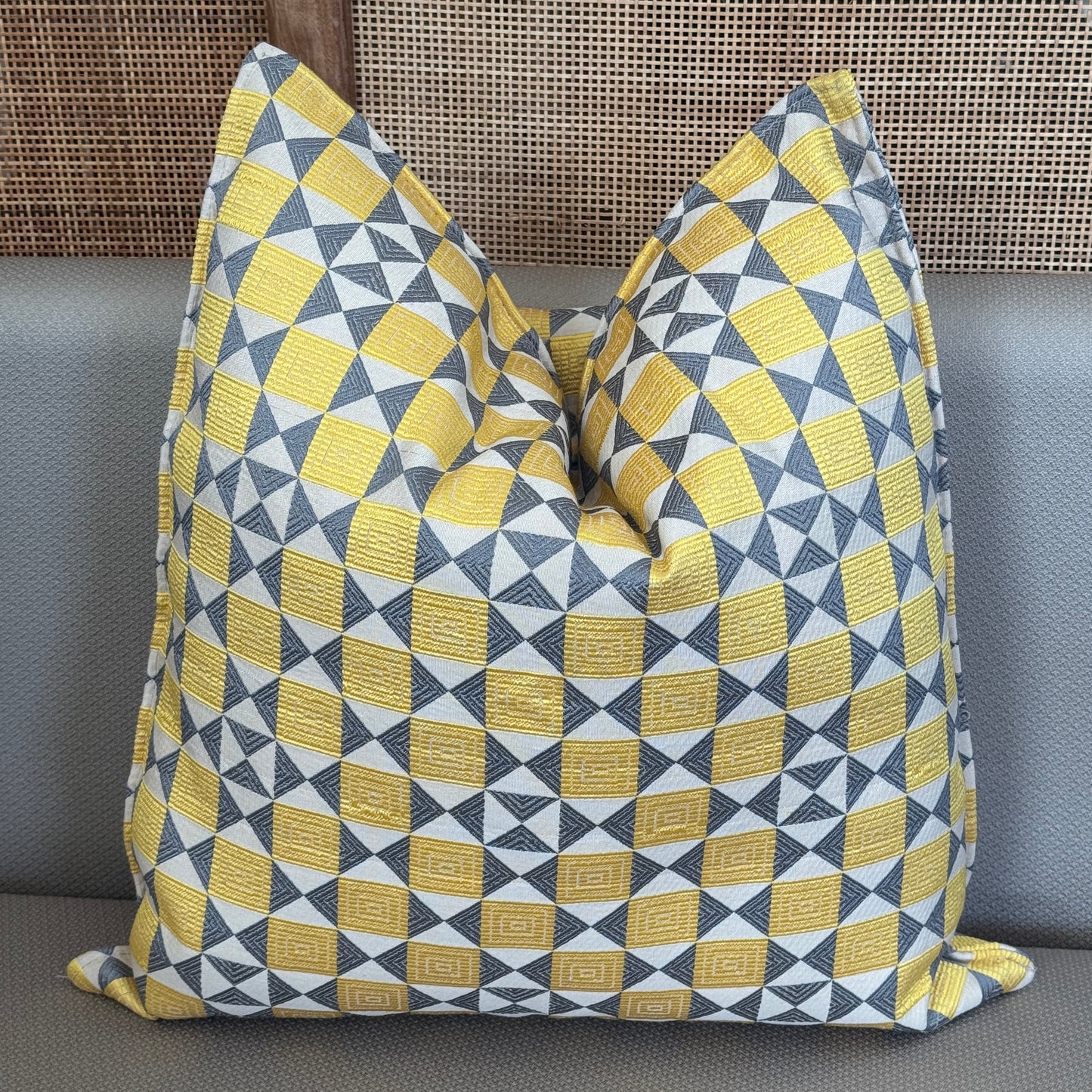 Coussin géométrique jaune et gris moderne