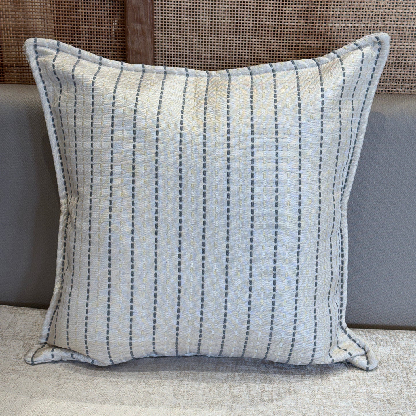 Coussin décoratif à rayure gris