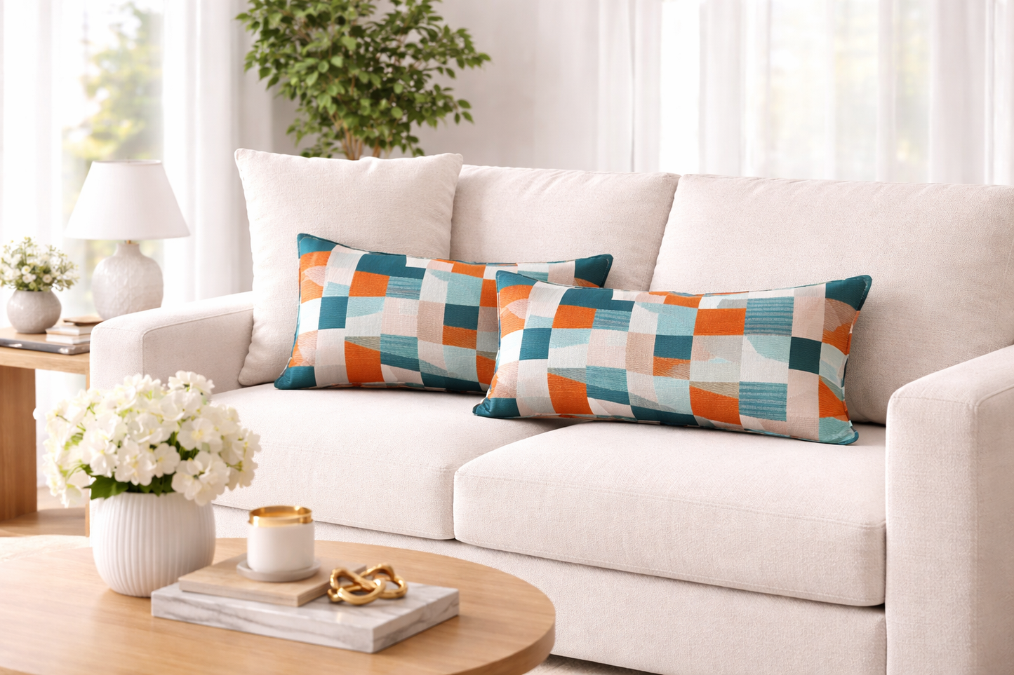 Coussins rectangulaires géométriques multicolores posés sur un canapé clair dans un salon lumineux et élégant