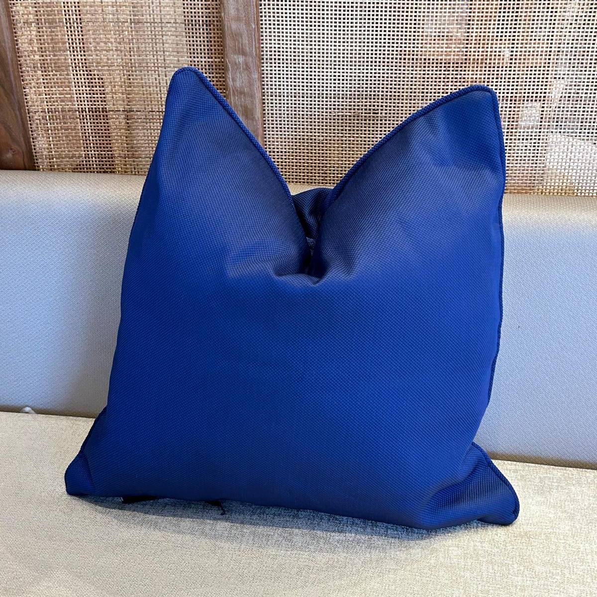 Coussin décoratif uni bleu électrique en tissu texturé, style moderne et élégant, signé Biyadi Collection.