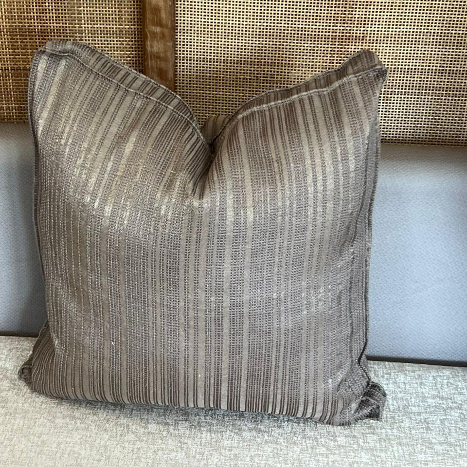 Coussin décoratif à finition valise avec rayures grises et écrues en tissu tissé au Maroc, idéal pour une décoration de salon moderne et élégante.