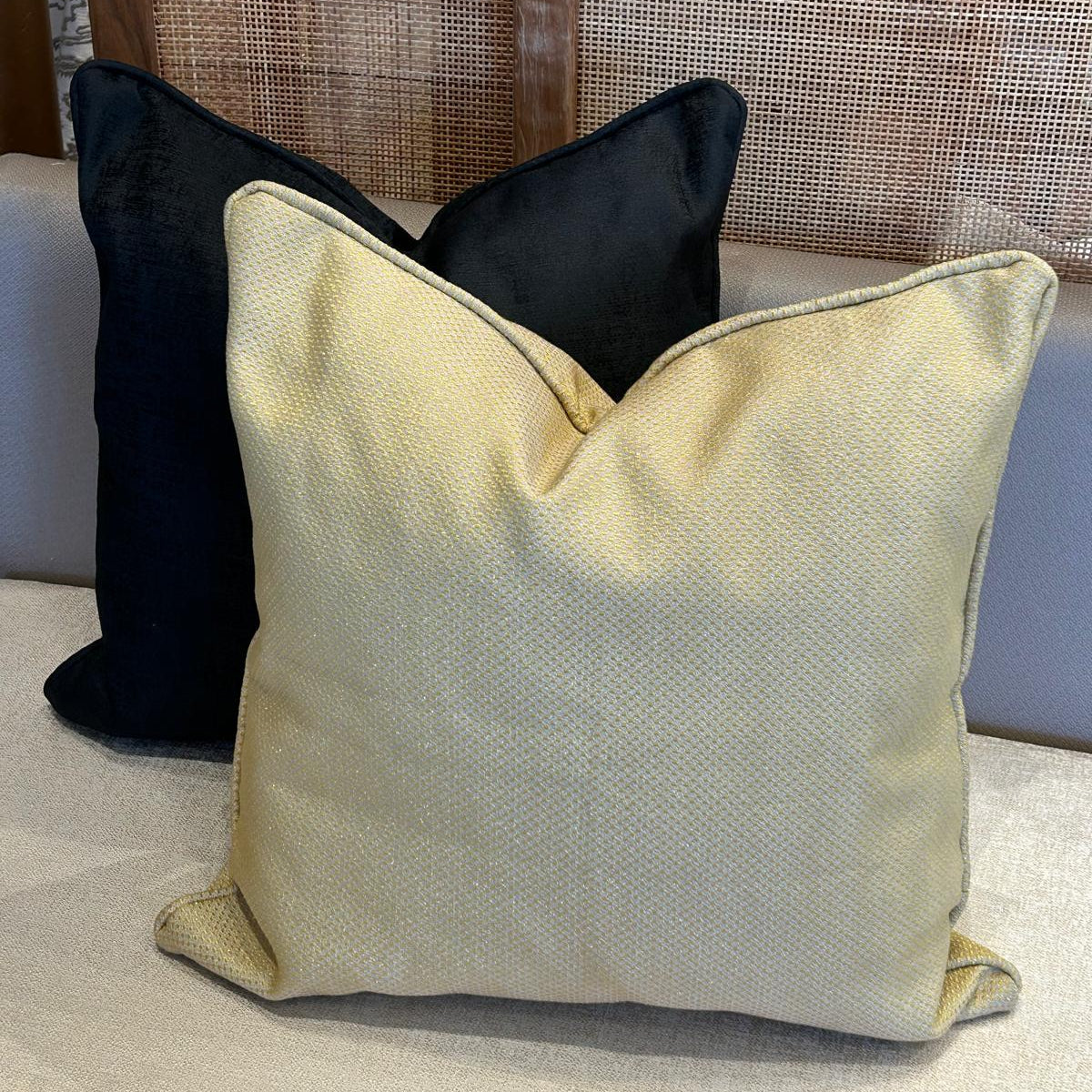 Duo de coussins décoratifs unis en tissu marocain jaune et noir, tissage fin et finition élégante.