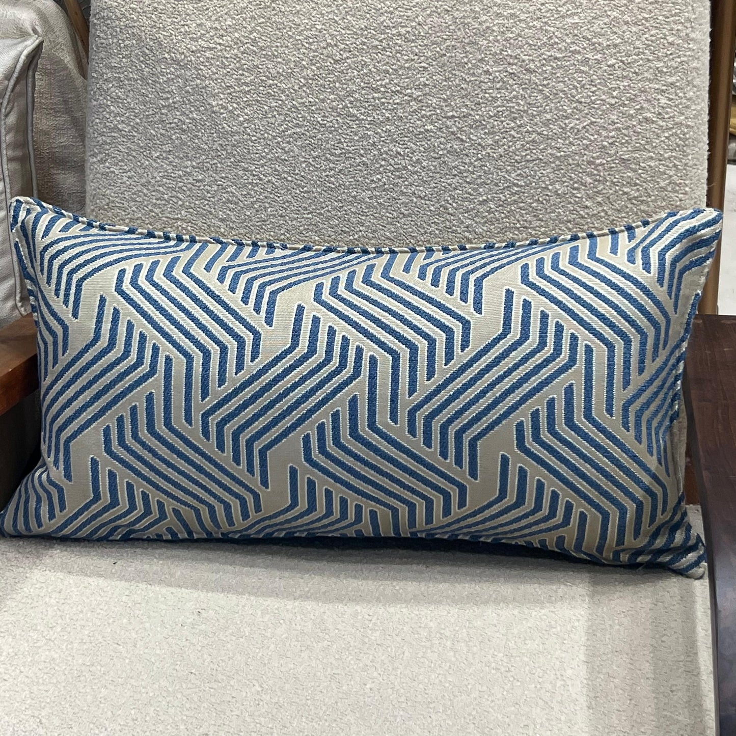Coussin rectangulaire motif graphique bleu et écru