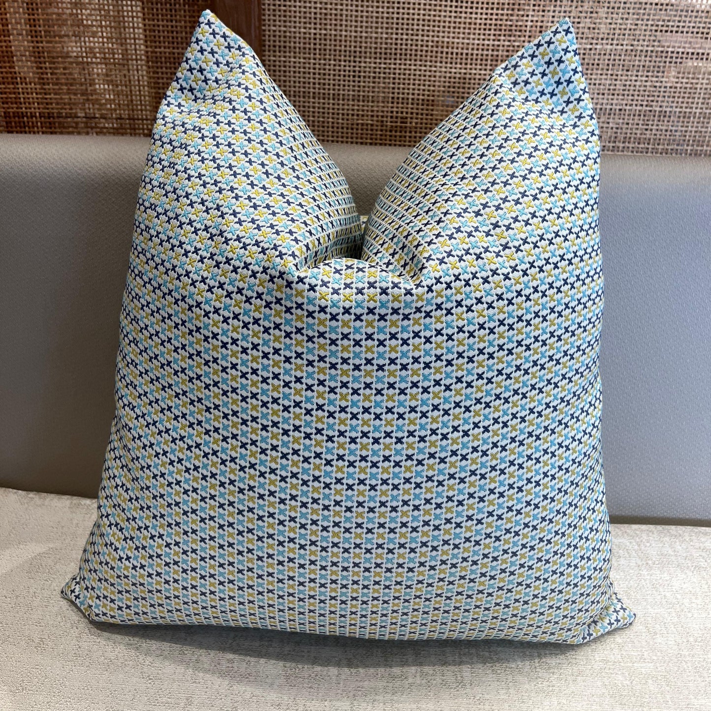 Coussin point de croix décoratif 56x50 cm