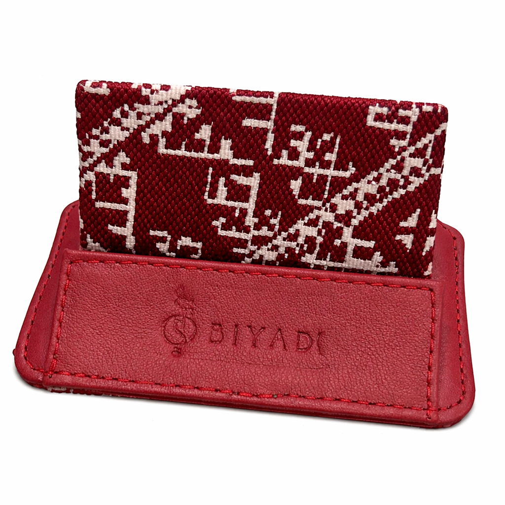 Porte-cartes de visite bordeau en cuir et tissu Tarz bordeaux à motifs écrus, avec logo Biyadi embossé.