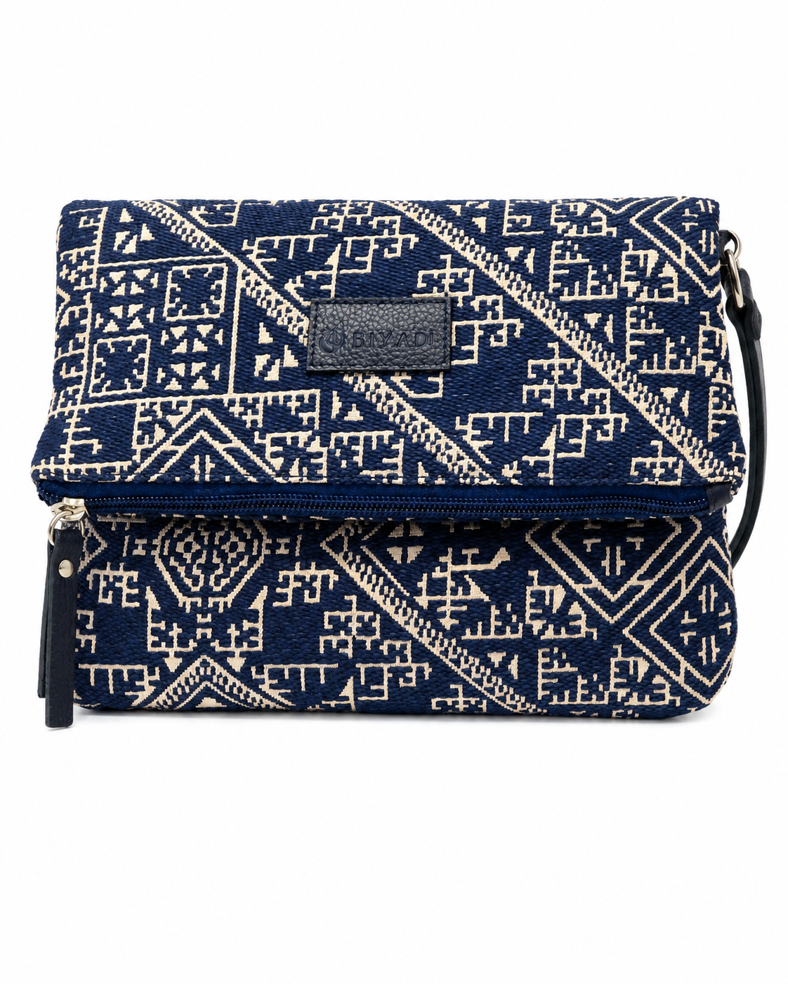 Sac bandoulière bleu marine en tissu marocain tissé à motif géométrique inspiré des broderies de Fès, avec fermeture zippée et finitions en cuir, création exclusive Biyadi Collection fabriquée au Maroc.