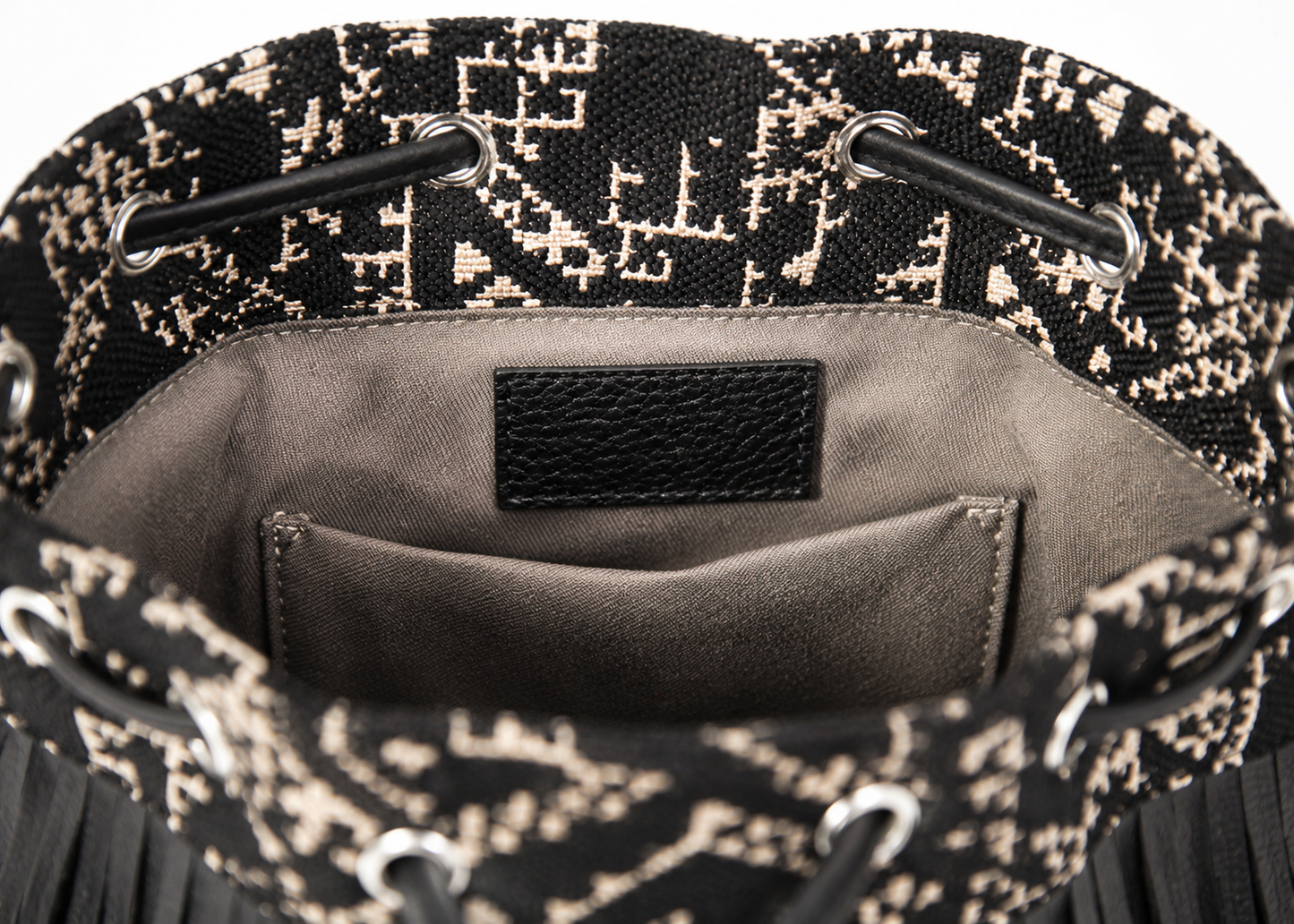 Intérieur du sac seau à franges noires en tissu marocain avec doublure et poche intérieure Biyadi Collection.