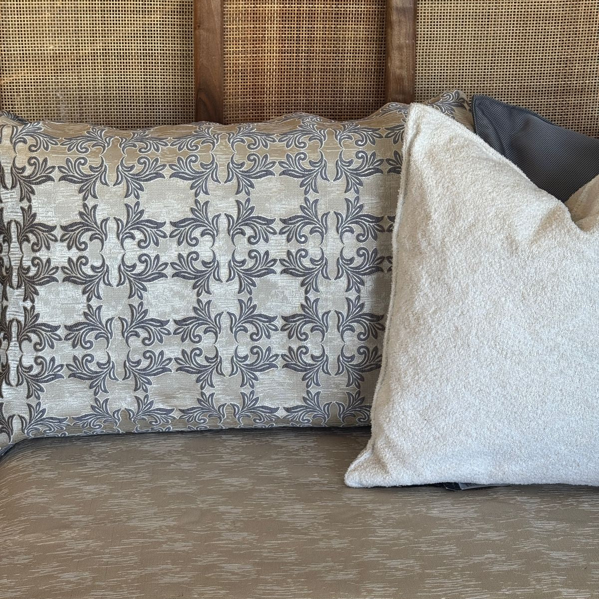 Détail du tissu Arabesques Élégantes montrant l'assise et les motifs d'arabesques tissés en relief