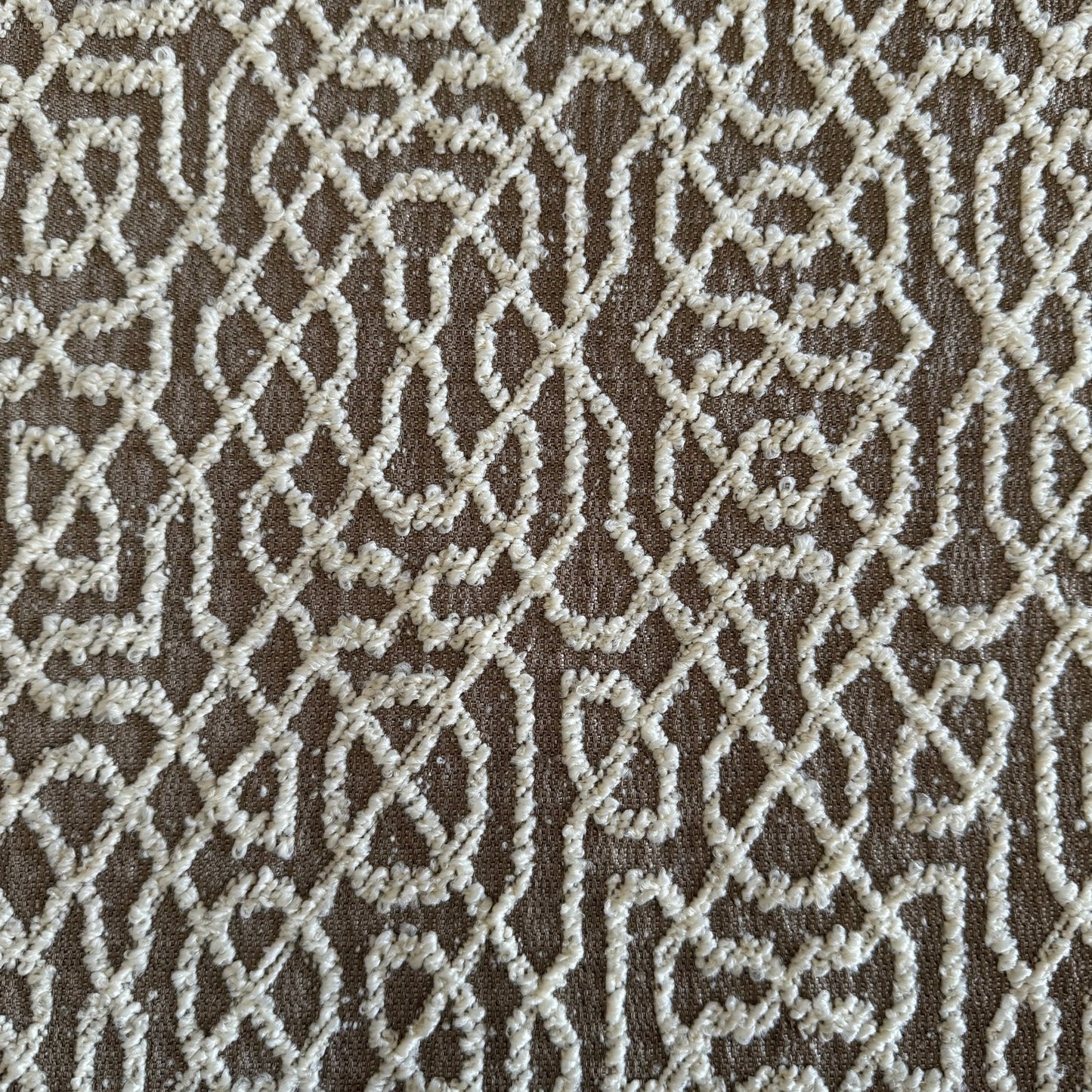 Tissu bouclette réversible avec motif géométrique moderne en taupe