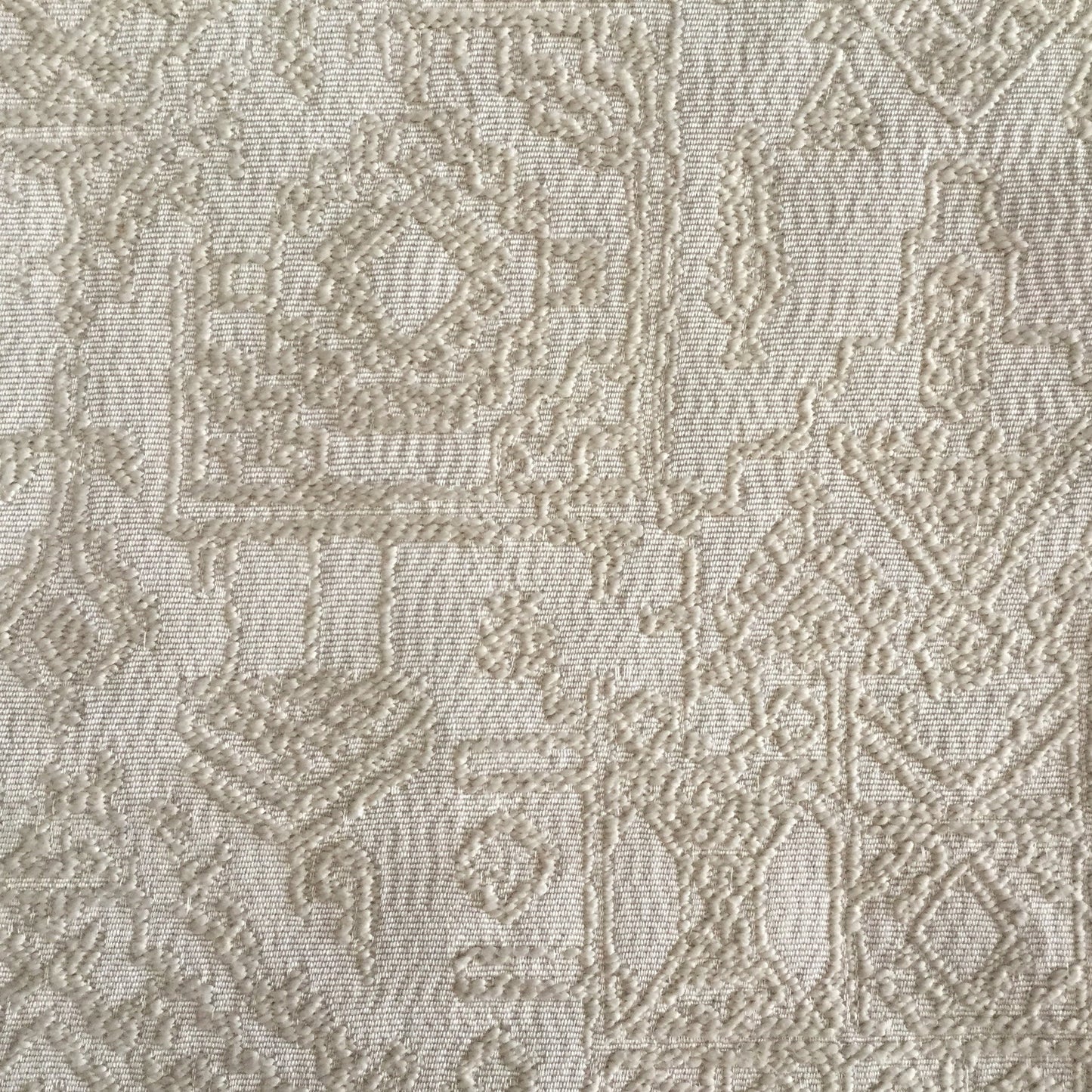 Zoom motif berbère géométrique en relief, version blanc cassé