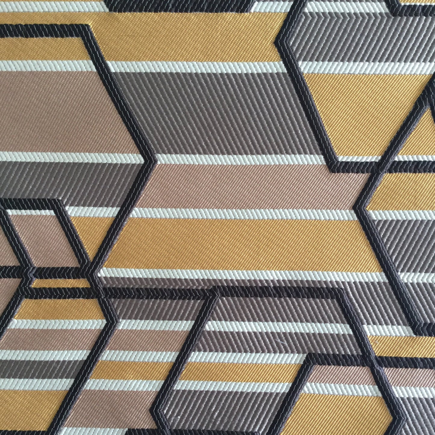 Tissu d'ameublement géométrique multicolore tissé en relief, avec motifs hexagonaux marron, jaune , fabriqué au Maroc pour décoration intérieure et coussins.