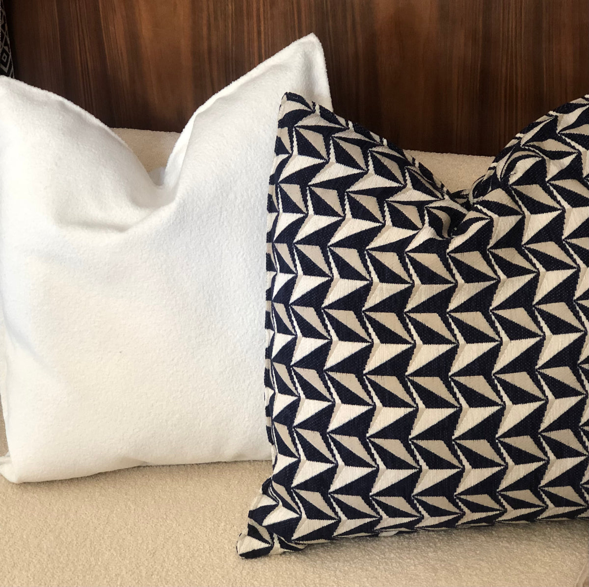 Coussin bouclette blanche & coussin en chenille bleu