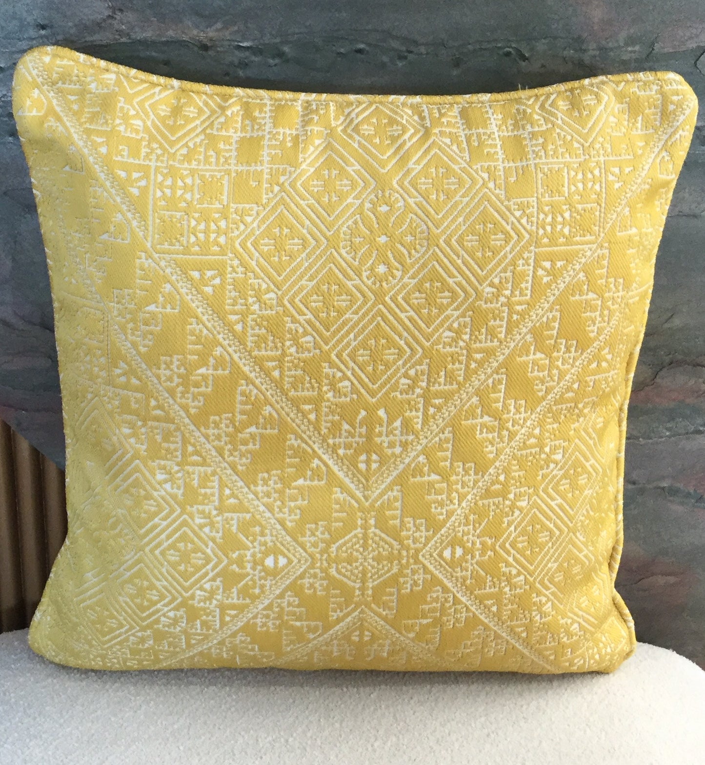 Coussin décoratif intemporel en tarz jaune
