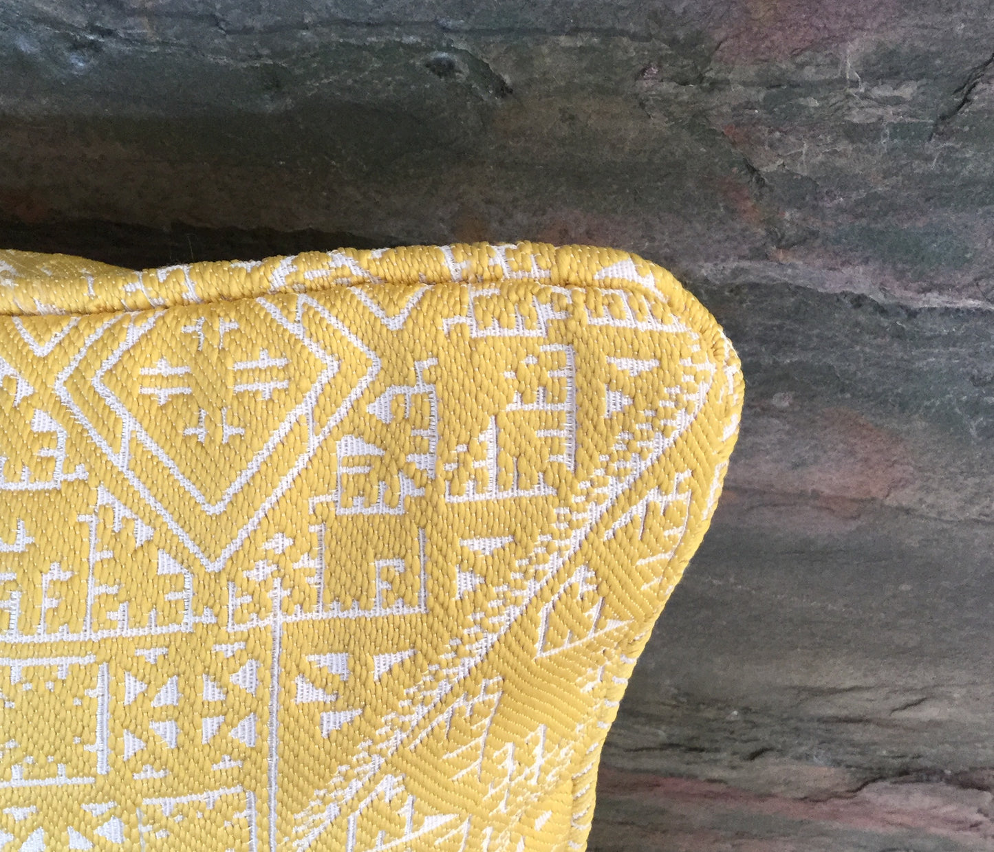 Coussin décoratif intemporel en tarz jaune