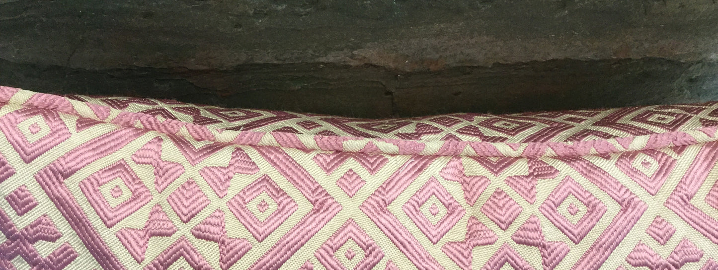 Coussin décoratif ethnique rose