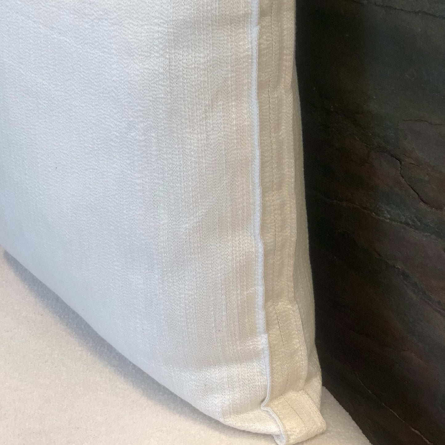 Détail du coussin valise blanc