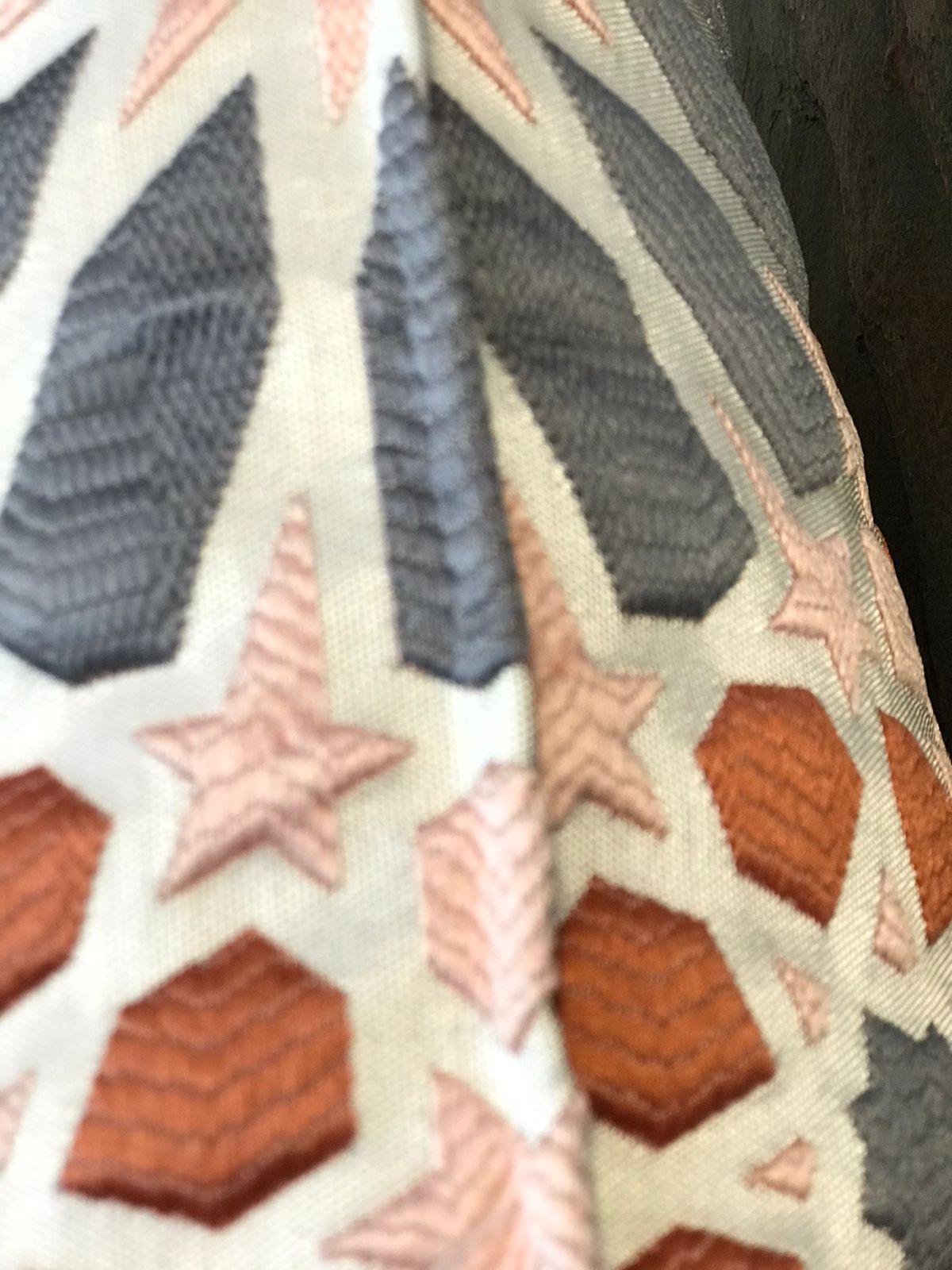 Coussin décoratif gris et rose à motif zellij 50x50cm