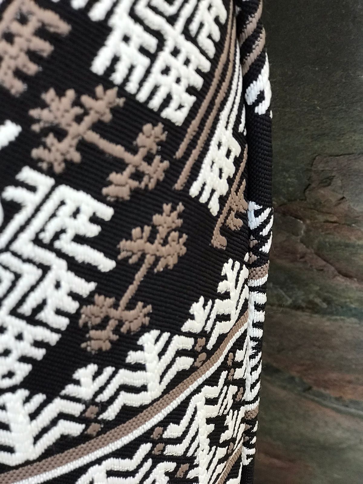 Détail coussin carré ethnique