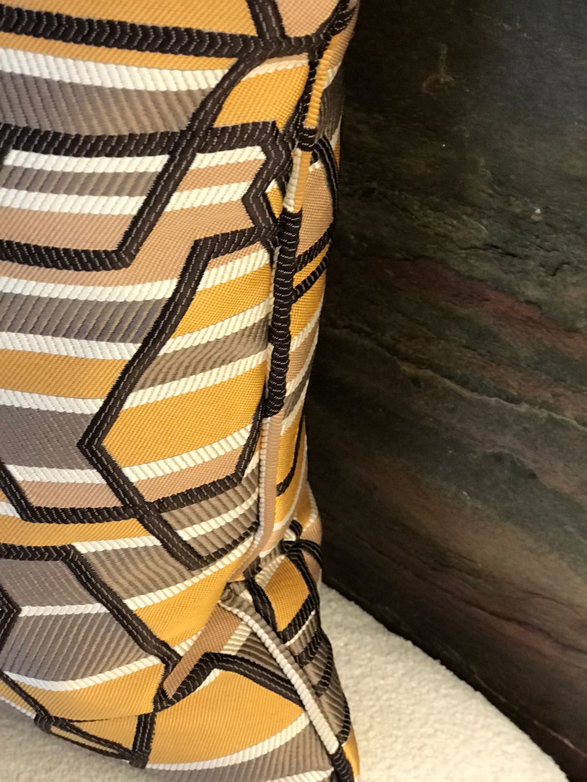 Détail du coussin carré décoratif moutarde