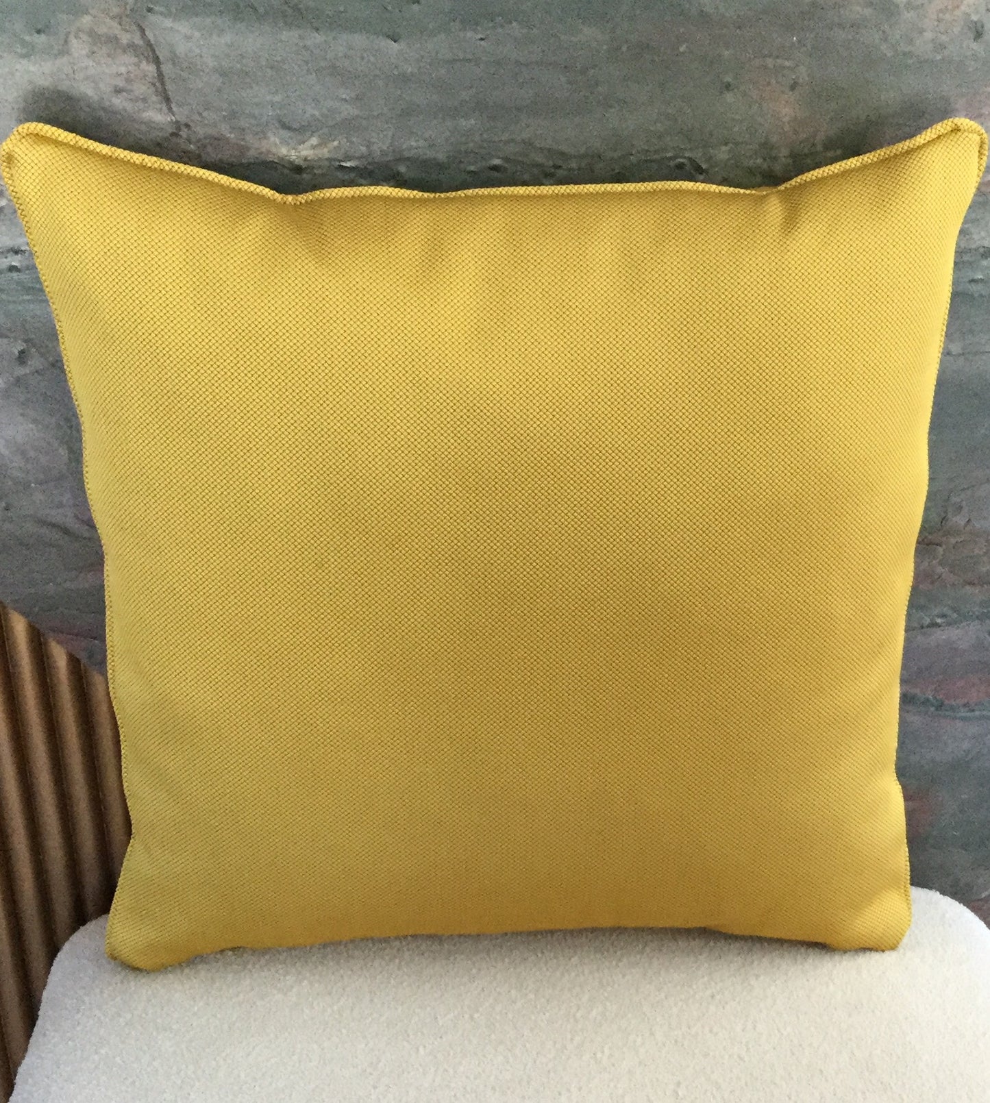 Coussin décoratif jaune uni avec texture tissée en relief, style moderne et élégant pour salon contemporain.