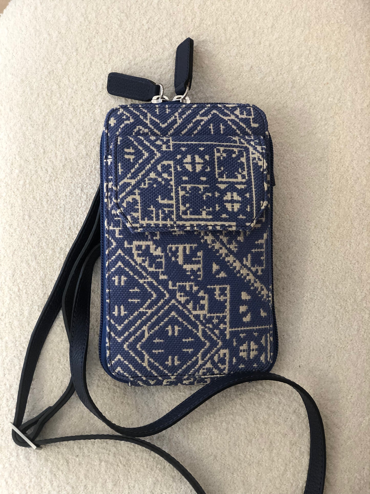 Pochette téléphone en tissu effet brodé
