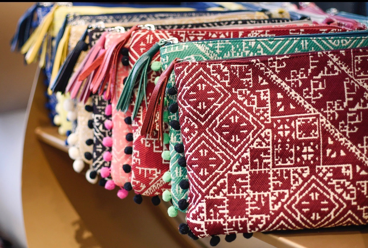 Pochette en tissu effet brodé