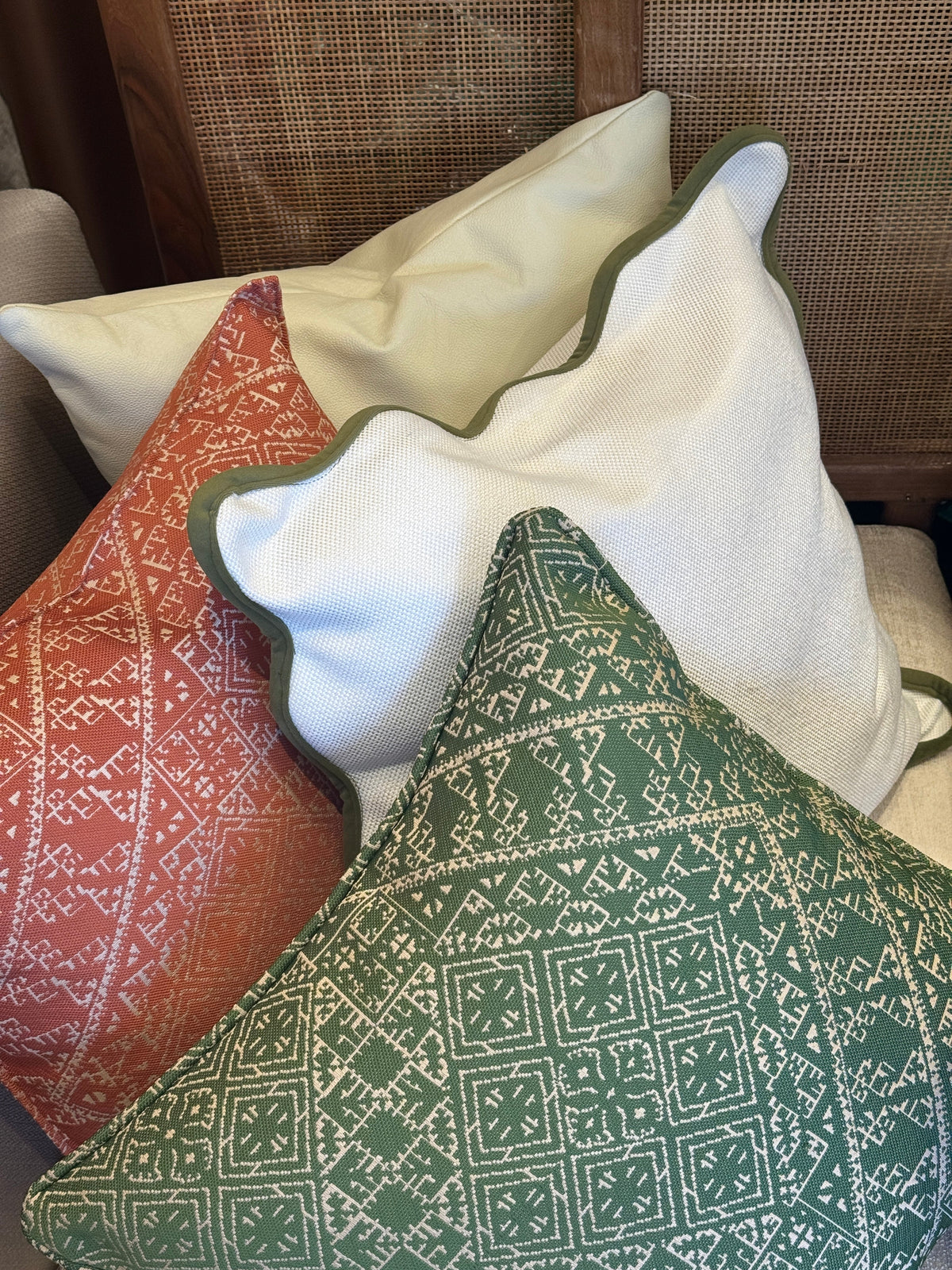Coussin décoratif en tissu traditionnel marocain effet brodé