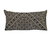 Cargar imagen en el visor de la galería, Cousssin rectangulaire décoratif traditionnel marocain 60x29cm
