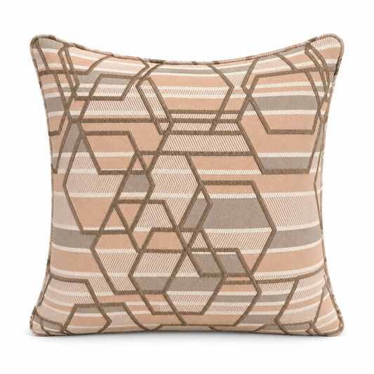 Coussin décoratif géométrique taupe et rose poudré avec motifs hexagonaux modernes tissés en relief.