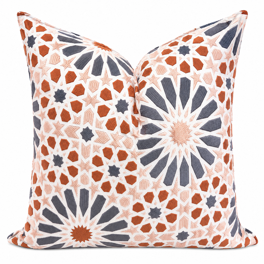 Coussin décoratif gris et rose à motif zelli