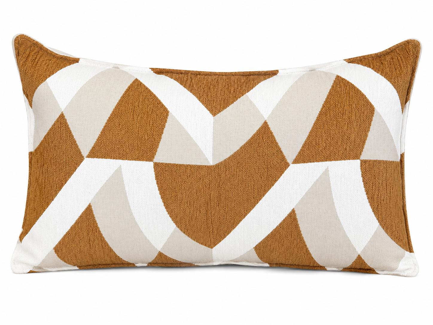 Coussin rectangulaire à motif géométrique cuivré avec texture tissée en relief sur fond blanc, création exclusive Biyadi Collection.