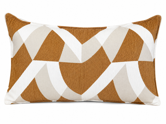 Coussin rectangulaire à motif géométrique cuivré avec texture tissée en relief sur fond blanc, création exclusive Biyadi Collection.