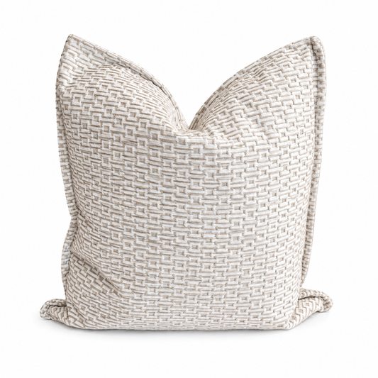 Coussin décoratif ivoire à motif géométrique en relief, au design élégant et texturé, idéal pour une décoration chic et contemporaine.