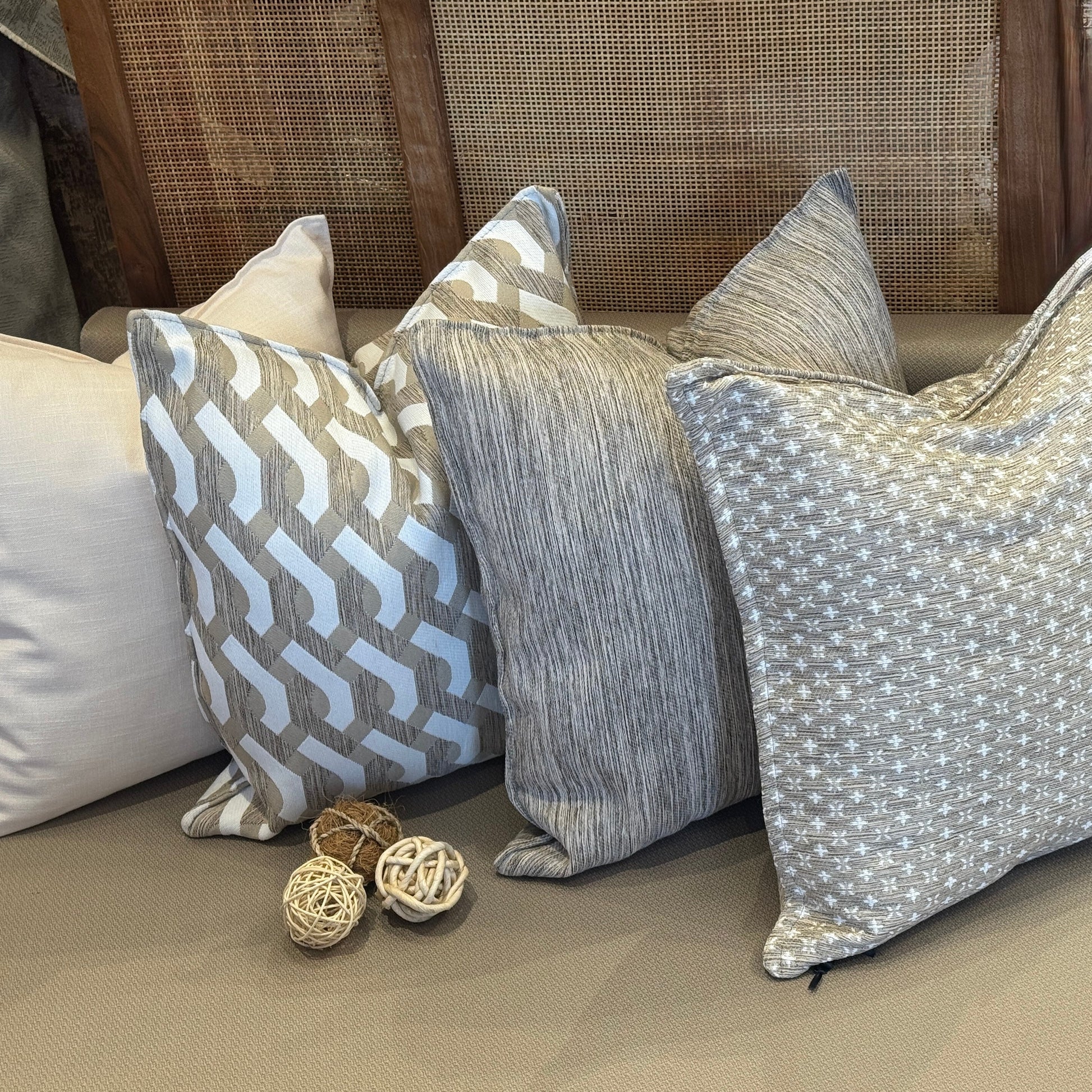 coussin-beige-motif-fin-tissu-marocain-salon-elegant.jpg