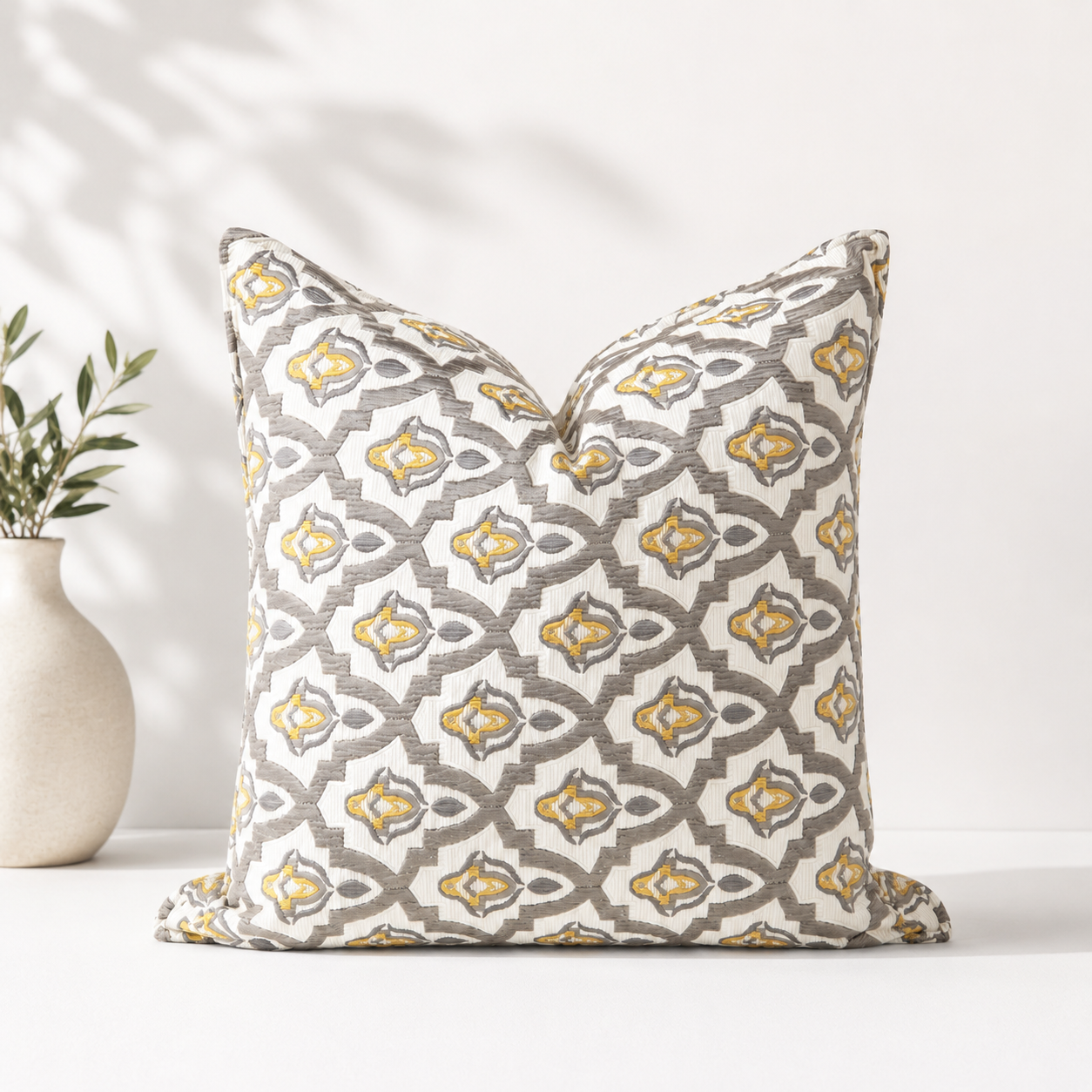 Coussin décoratif Néo Beldi taupe, écru et jaune en tissu tissé au Maroc avec motif géométrique d'inspiration marocaine.