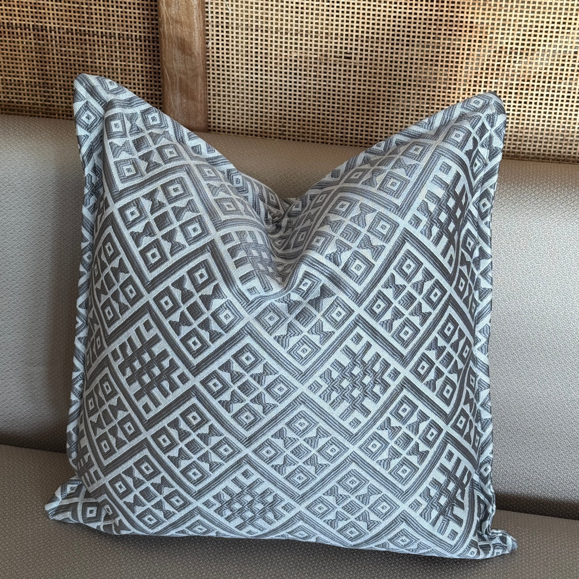 Coussin gris ethnique décoratif en tissu tissé, idéal pour salon moderne .