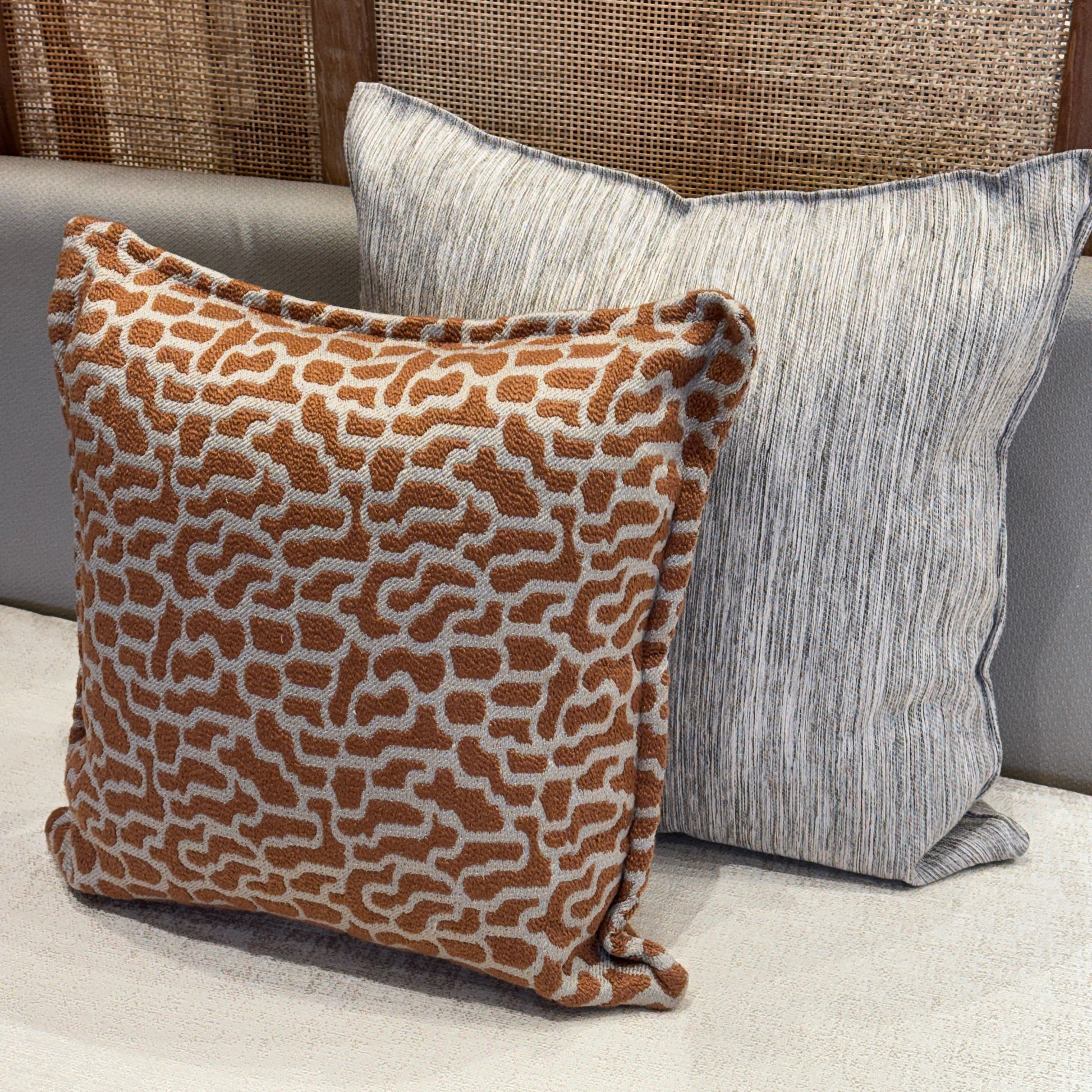 Coussin uni et coussin organique terracota