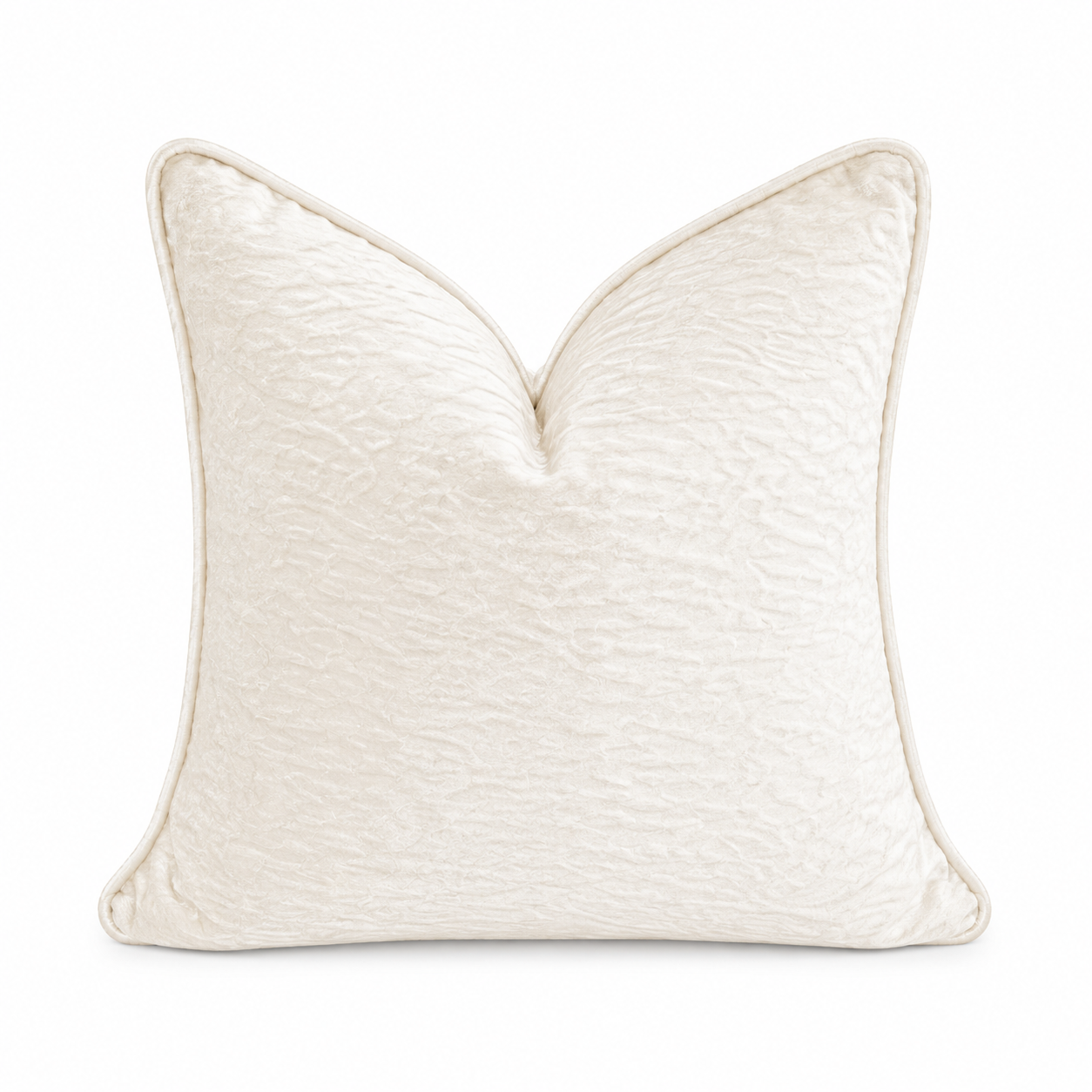 Coussin décoratif 50x50 en tissu froissé écru, doux et texturé, avec finition passepoil. Un coussin uni élégant au style cocooning, idéal pour un salon ou une chambre raffinés.