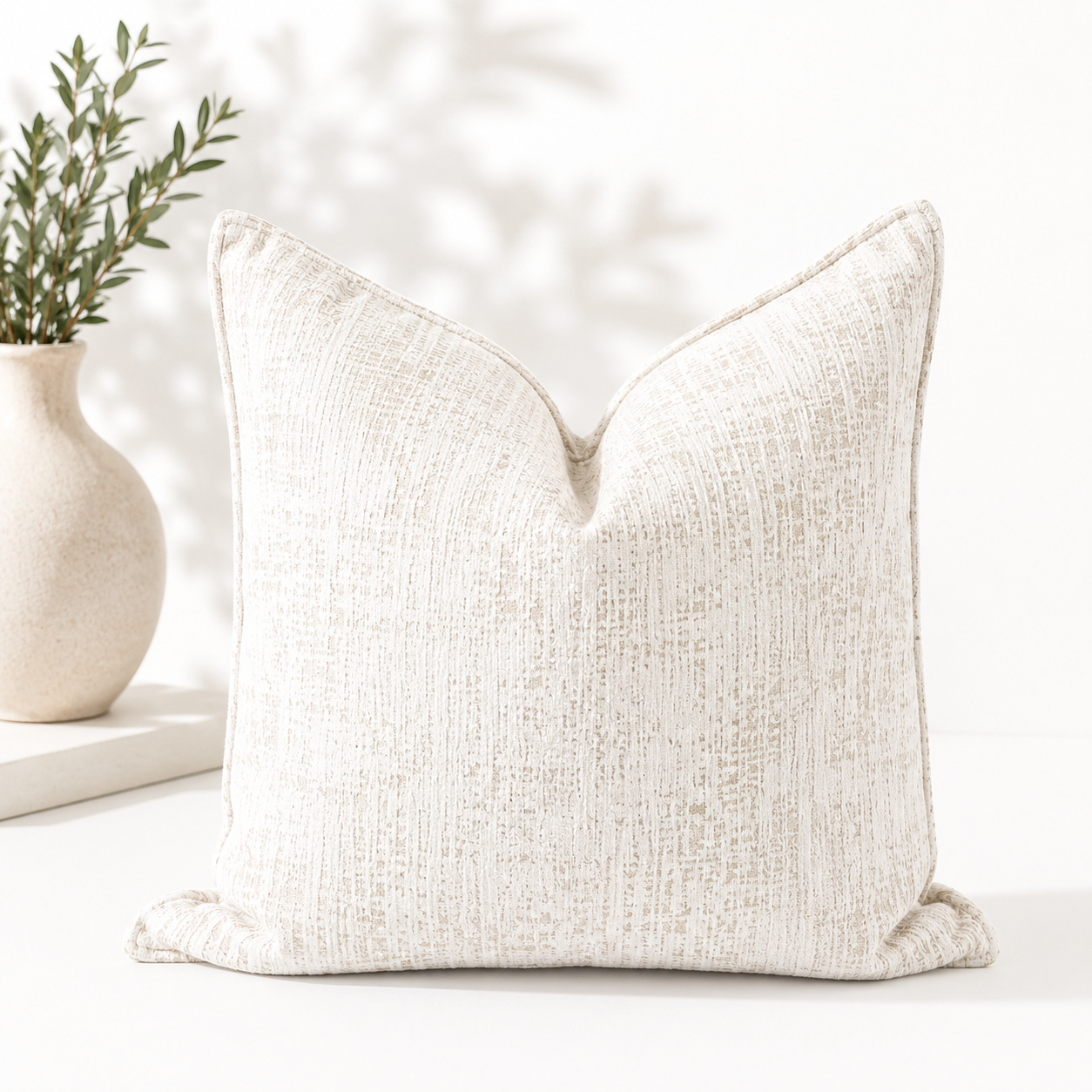 Coussin carré écru à effet texturé